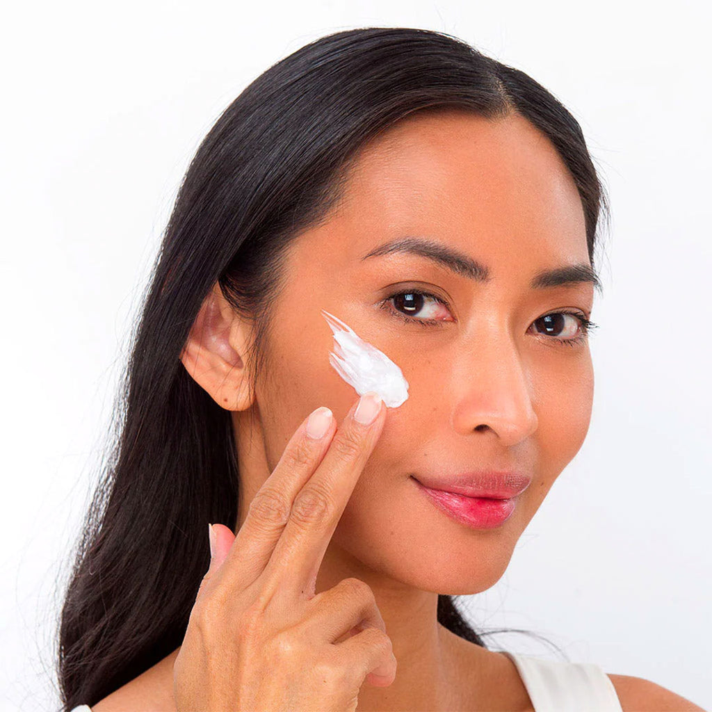 woman applying Meder Arma-Derm Nourishing Cream