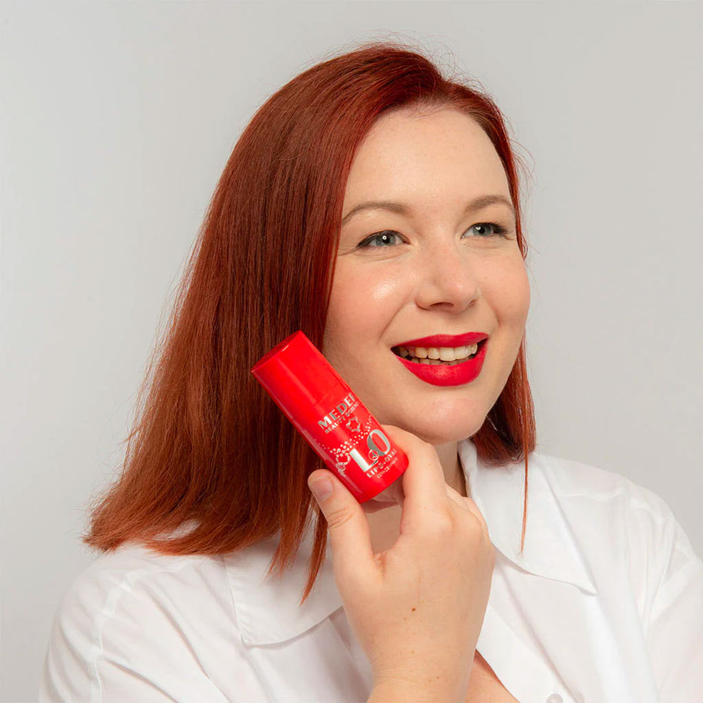 woman holding Meder Lipo-Oval Concentrate